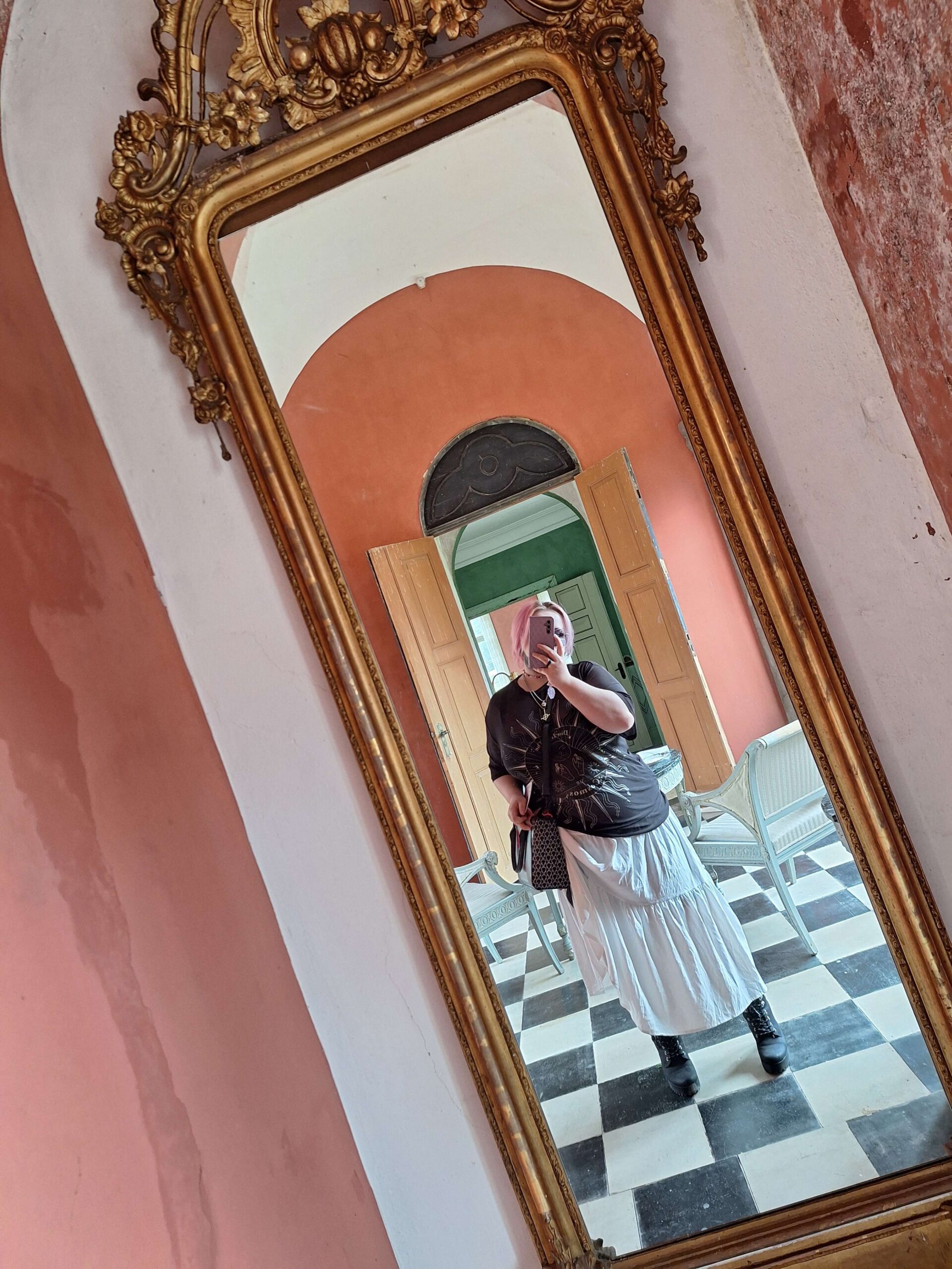 Xenon in front of mirror