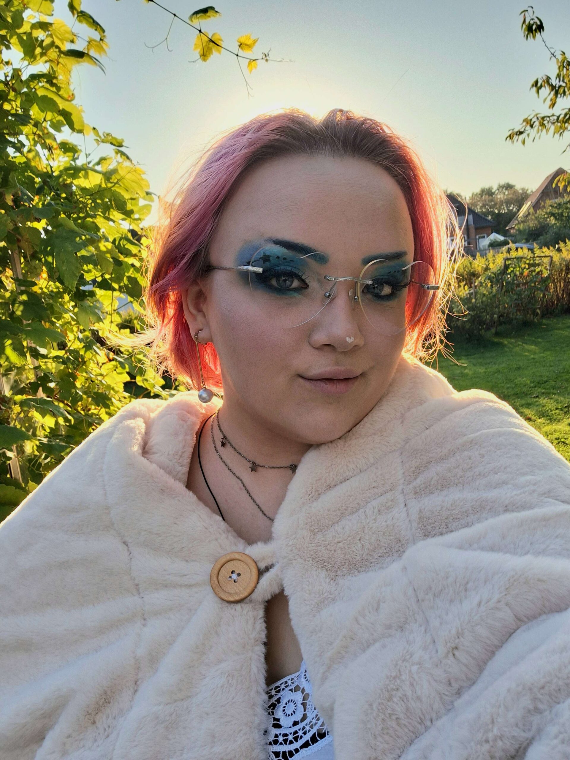 Xenon with pink hair in front of sunset